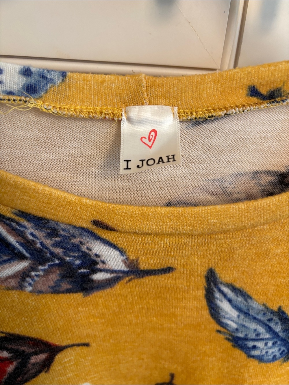 I Joah Mustard Feather-Print Short Sleeve Ruffle Tee. L - Picture 2 of 3